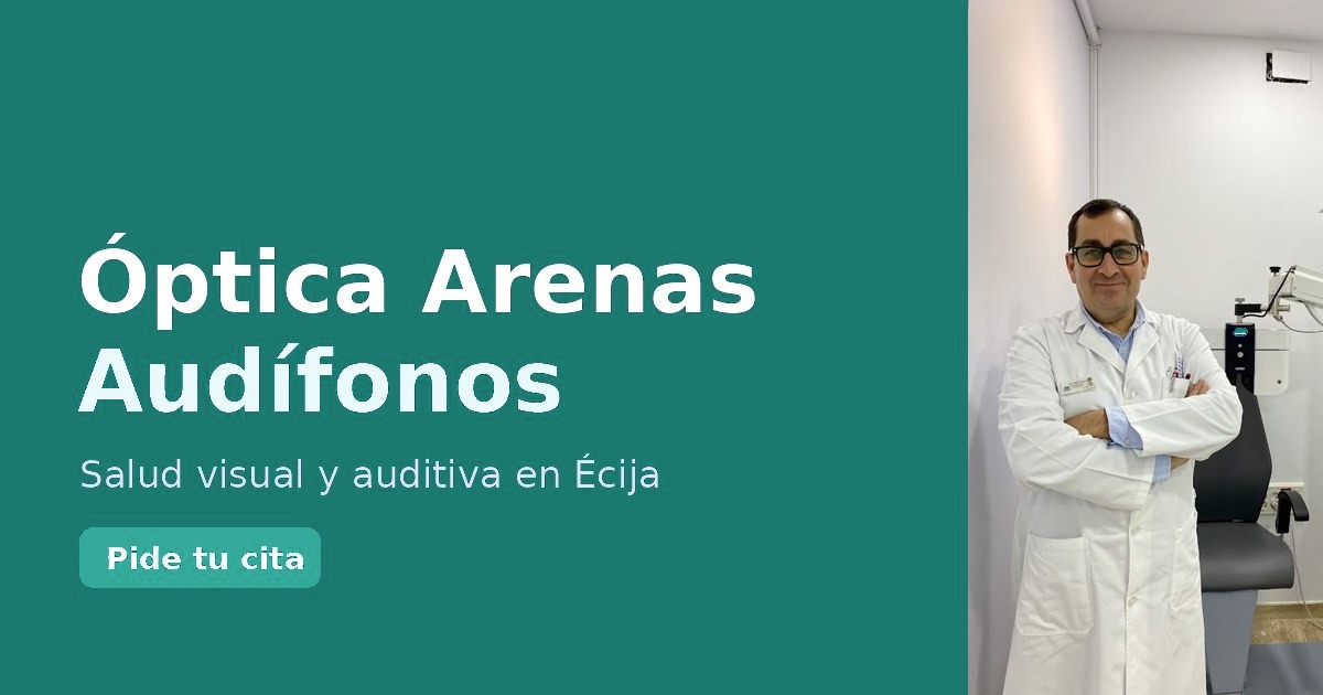Óptico especialista de Óptica Arenas Audífonos en su gabinete de Écija